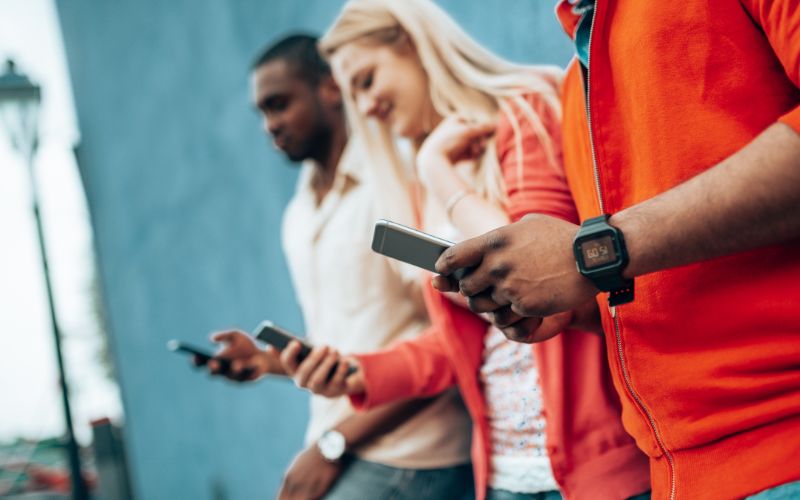 A geração que não compra, só aluga: por que jovens evitam financiamento, carro e até iPhone próprio?