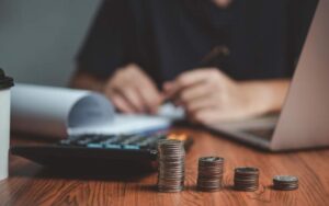 O que são juros compostos — e por que eles mandam na sua vida financeira