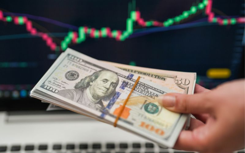 Por que o dólar sobe e desce tanto?