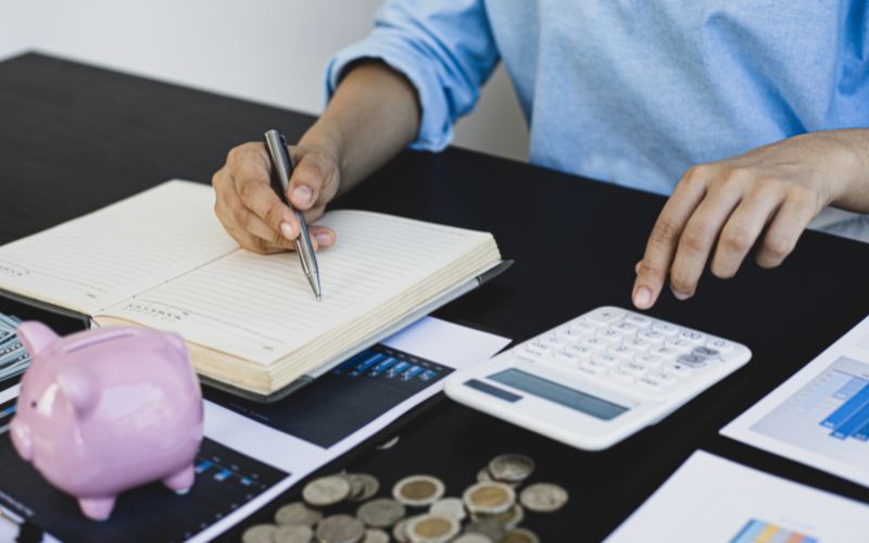 Economizar ganhando pouco é possível — mas o segredo não está no café, e sim na prioridade