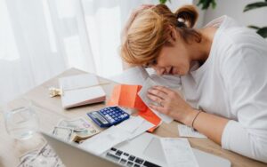 Como sair das dívidas em 2025: um guia realista para quem quer respirar de novo